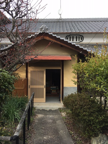 骨董品出張買取 査定の様子 大阪府内の町家の玄関