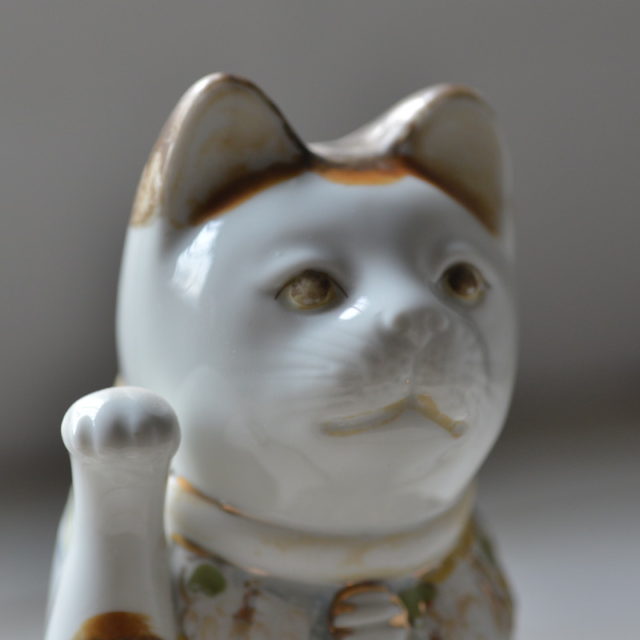 骨董品出張買取 陶器製の招き猫の顔のアップ2