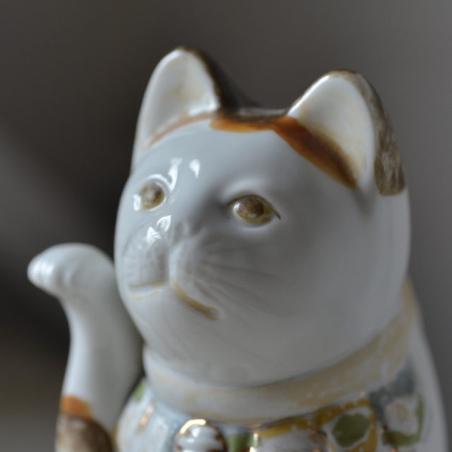 骨董品出張買取 陶器製の招き猫の顔のアップ