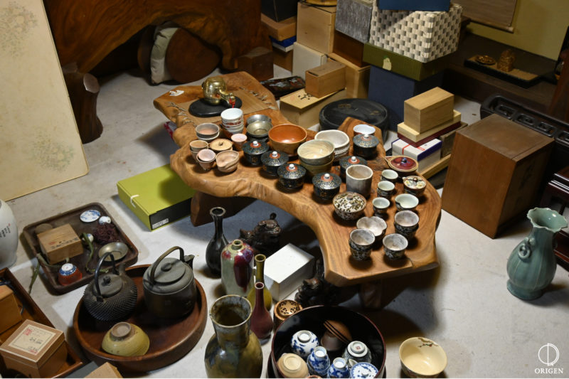 骨董品出張買取 島根県 査定の様子 茶碗や銀瓶